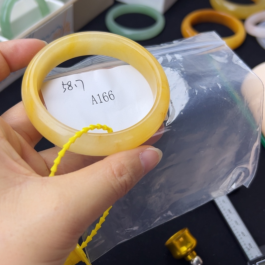 石英质玉未镶嵌手镯