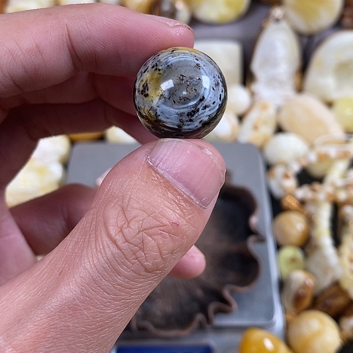 琥珀裸石未镶嵌我