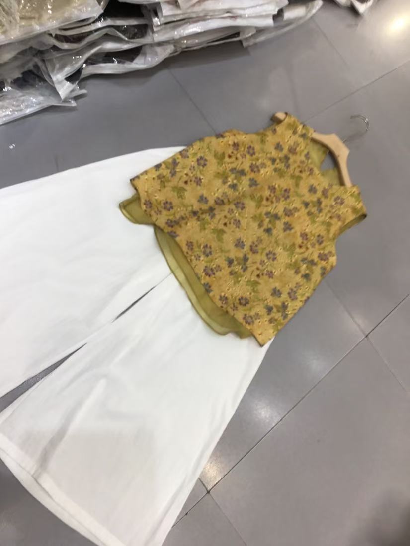 休闲风时尚套装洋气小衫夏款黄色夏季无袖上衣碎花