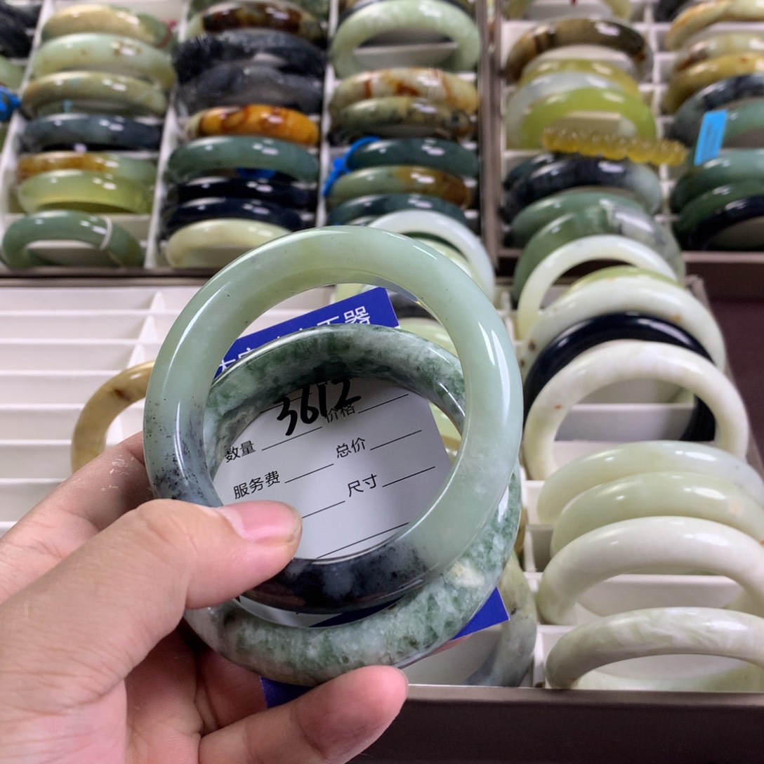 嘴***扬蛇纹石玉未镶嵌手镯3612