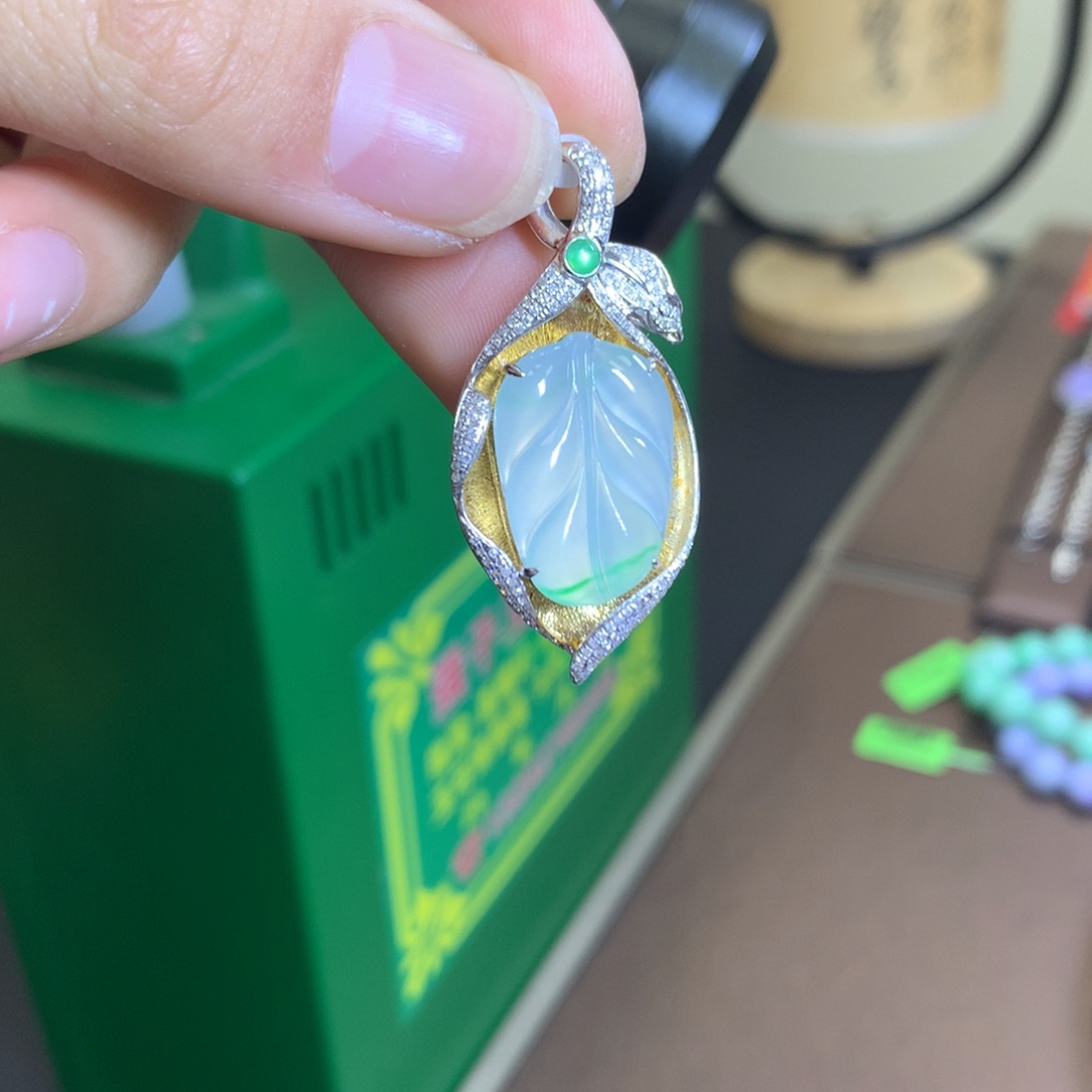 翡翠颈饰18K金镶嵌翡翠