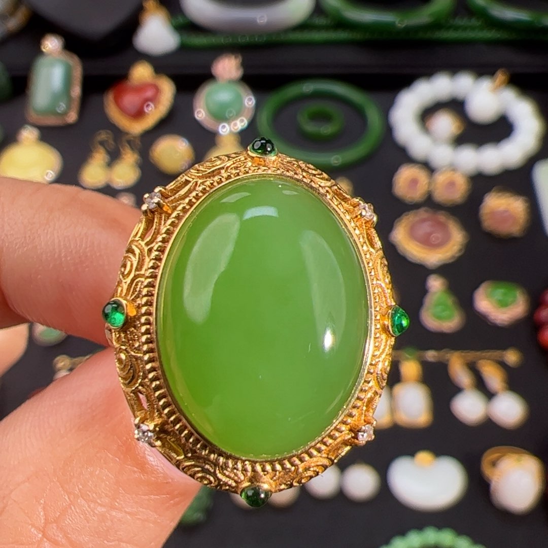 和田玉（碧玉）翠艳平果绿蛋面戒指18K金镶嵌