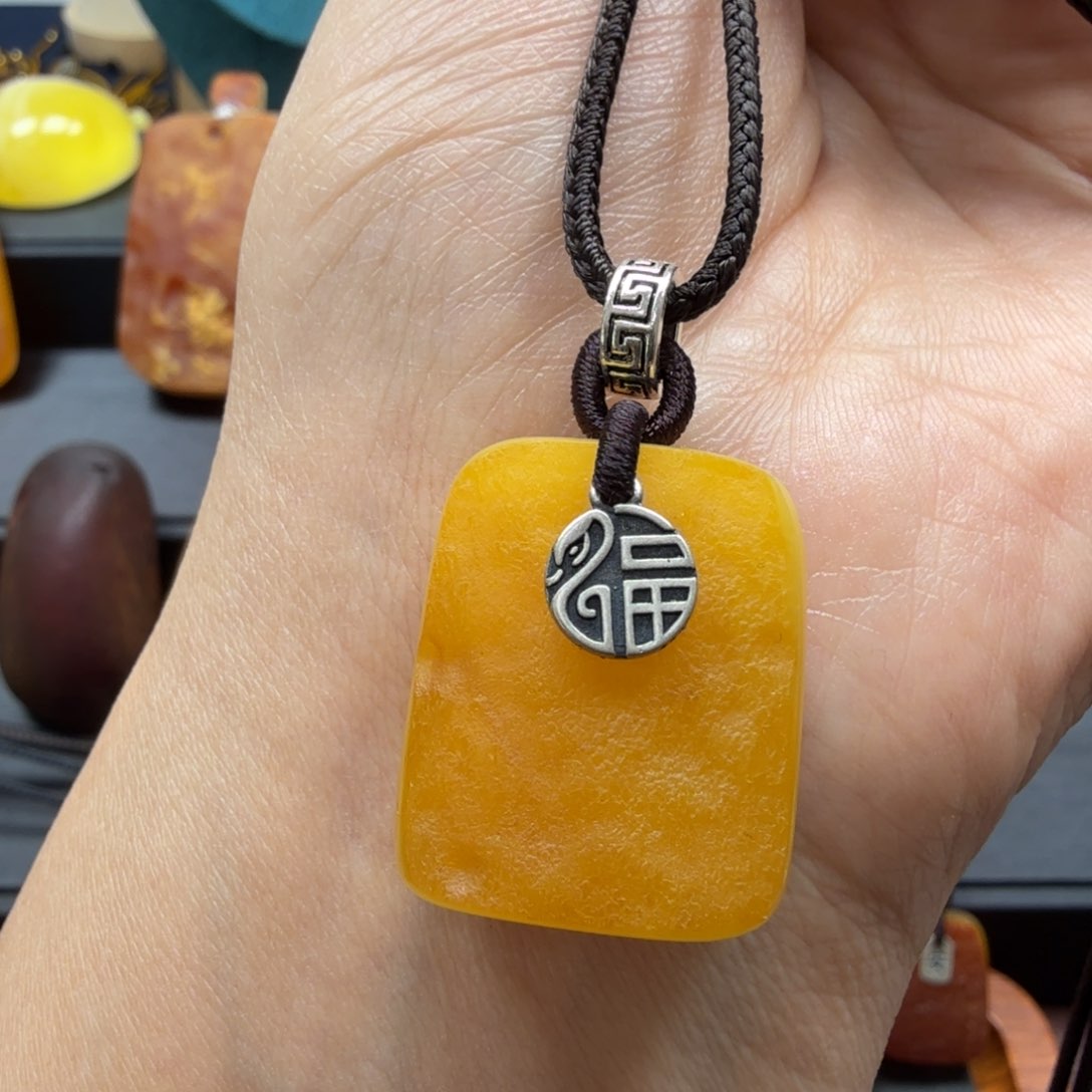 琥珀吊坠(赠链)未镶嵌