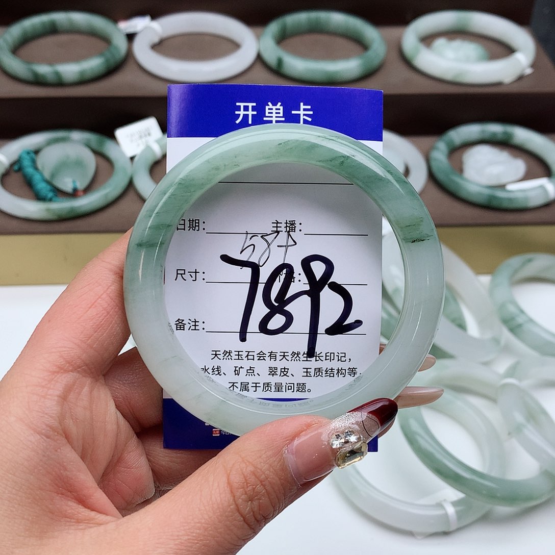 石英质玉手镯未镶嵌?**寒
