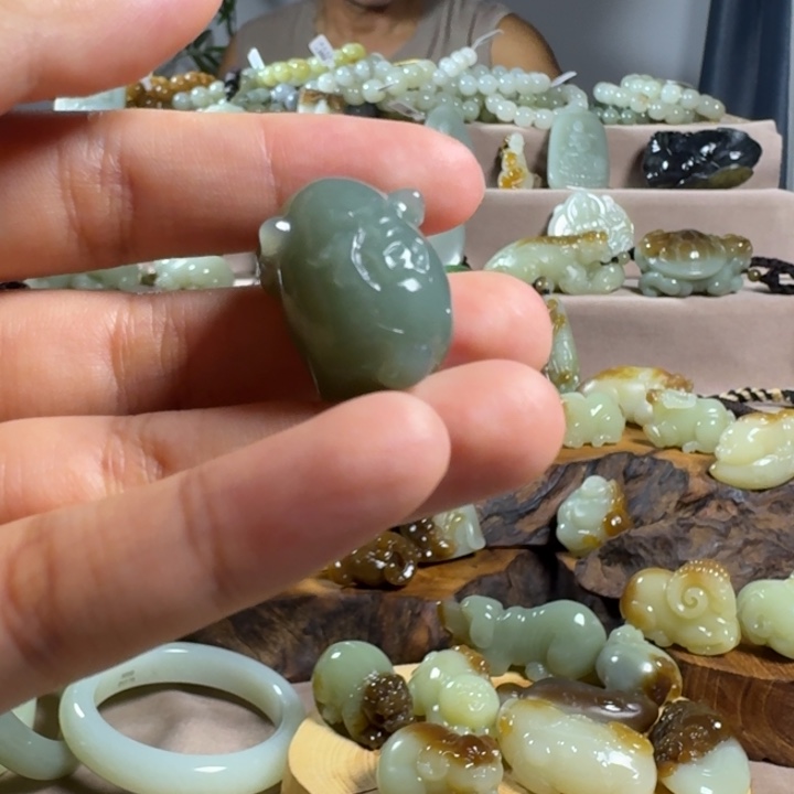 浅***然颈饰未镶嵌和田玉（糖玉）