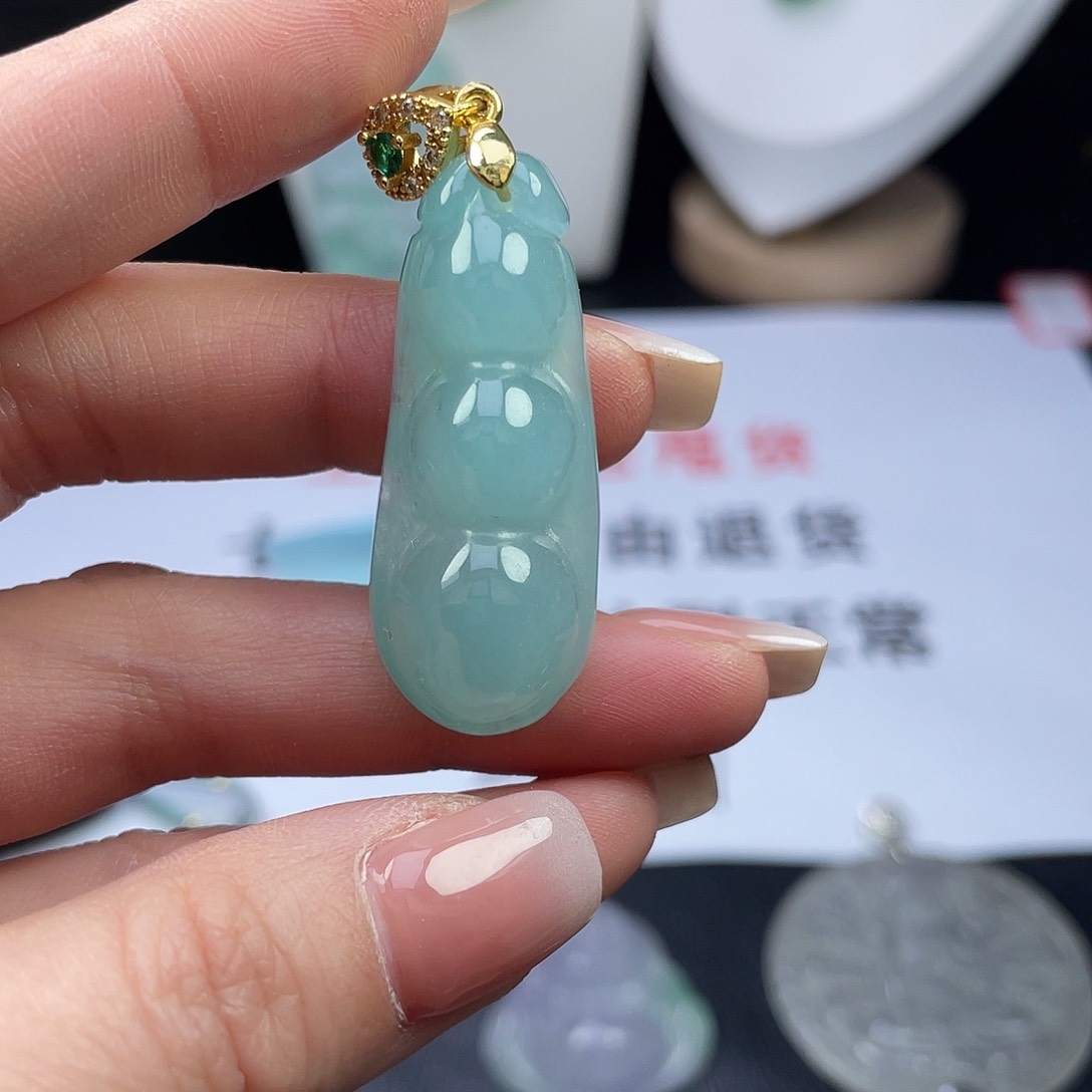 翡翠未镶嵌吊坠(赠链)