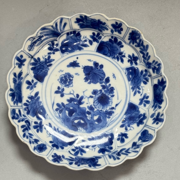 青花蝶恋花纹花口盘  口沿两处小剥釉  直径13