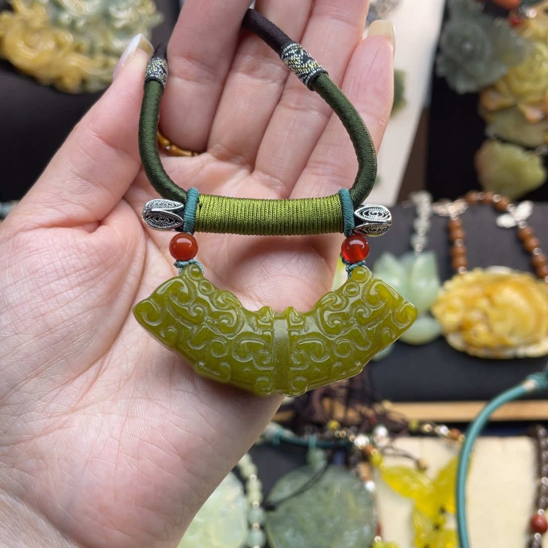 蛇纹石玉颈饰未镶嵌