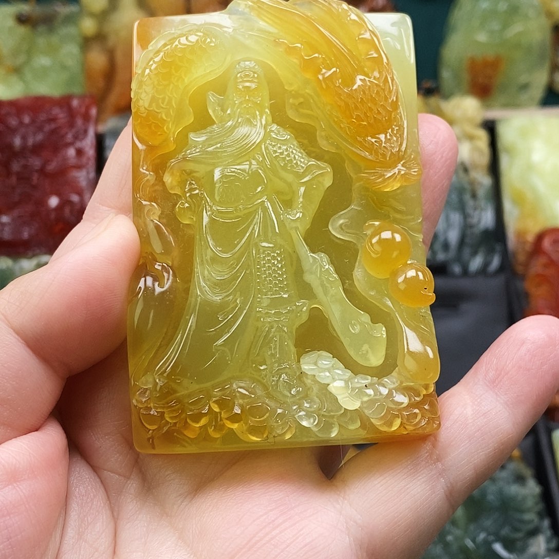 弓***窗蛇纹石玉未镶嵌颈饰精品关公俏色