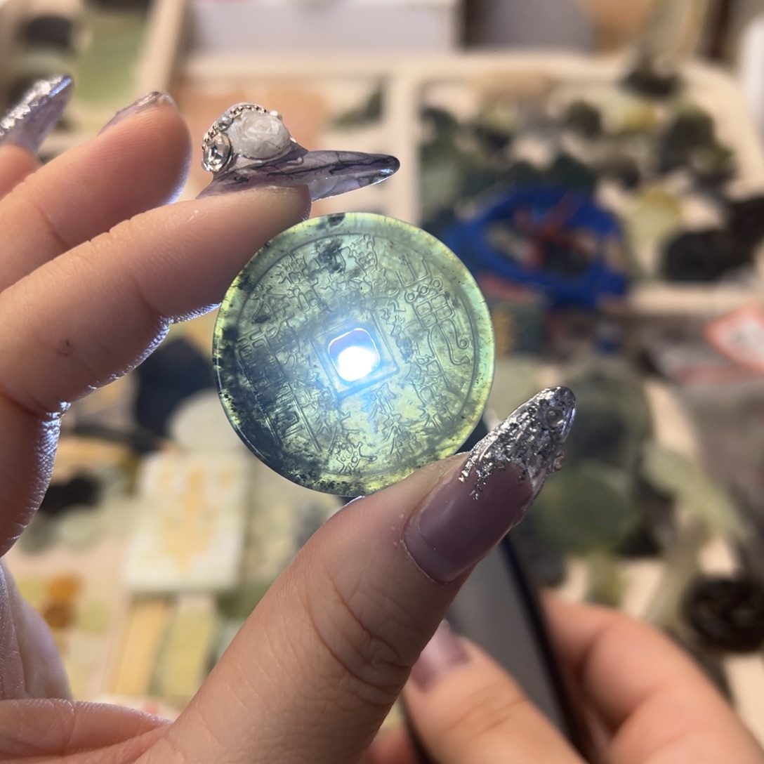 蛇纹石玉颈饰合金