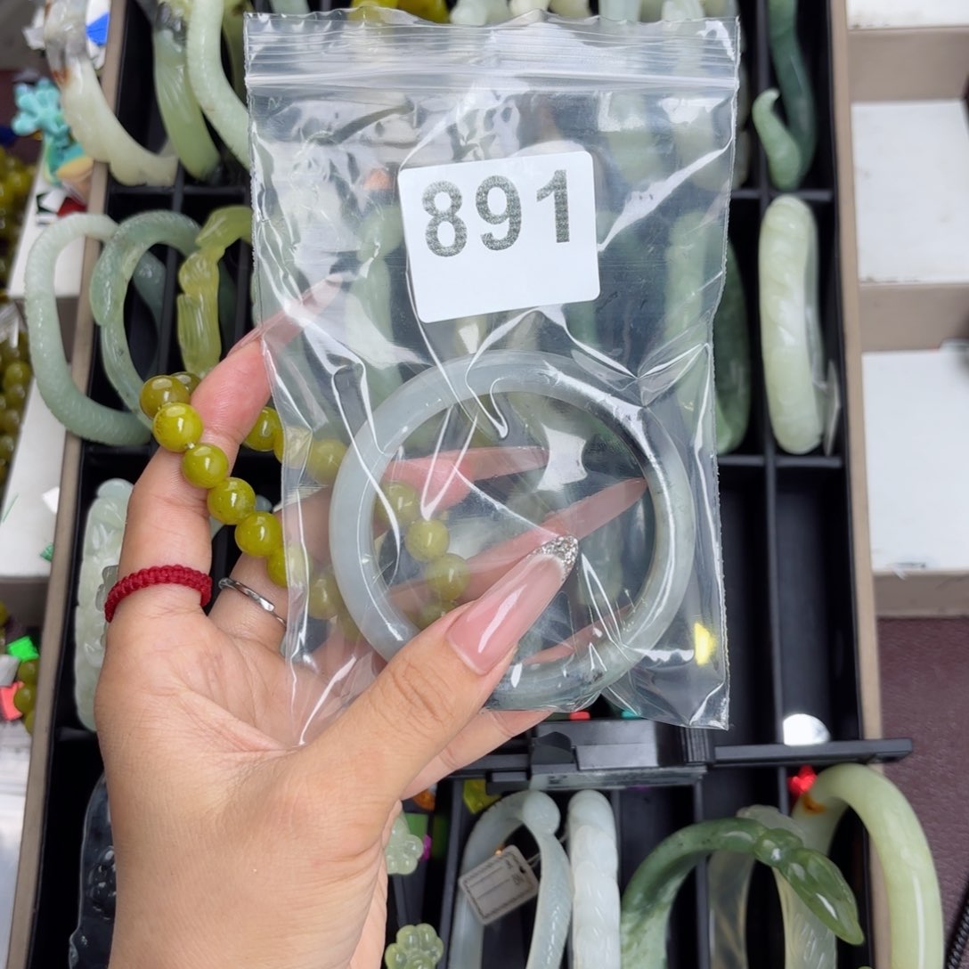 未镶嵌蛇纹石玉手镯朱**?