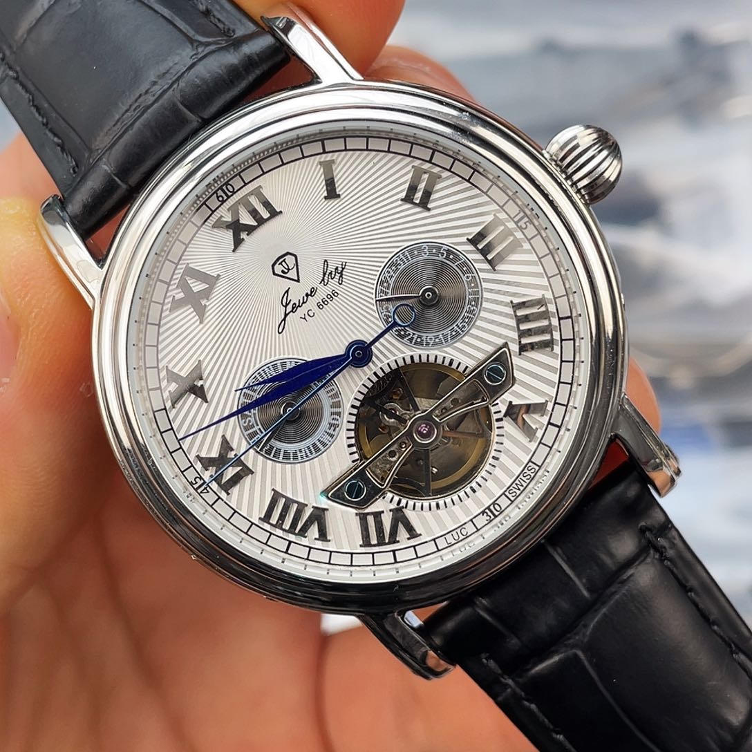 锻造刚壳机械腕表