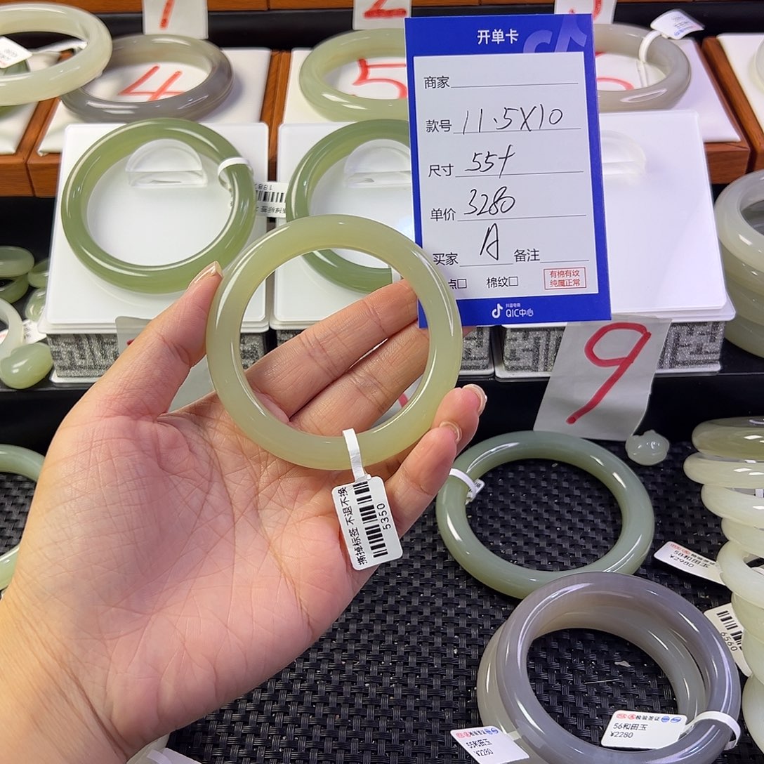 A***a未镶嵌手镯和田玉