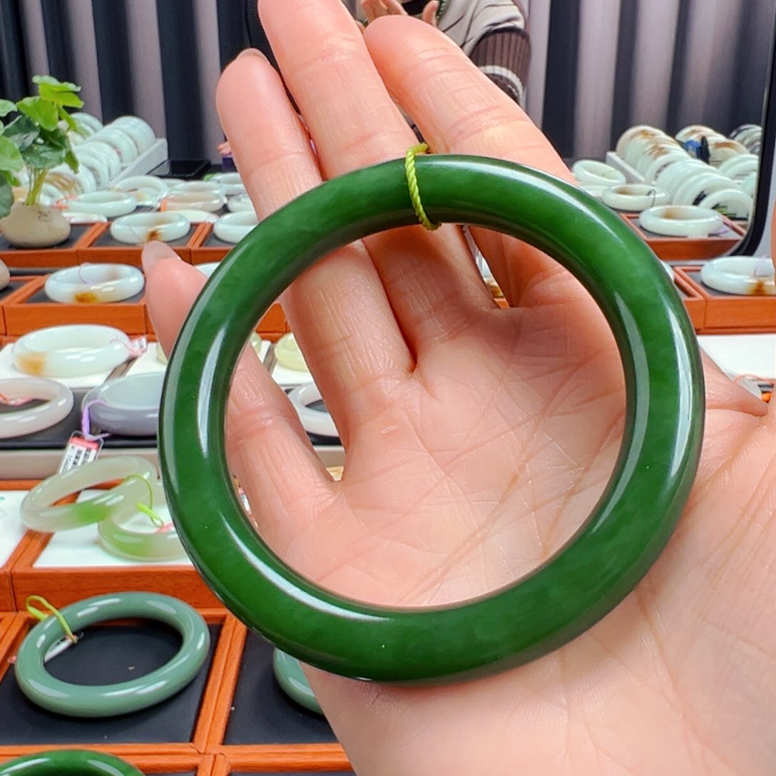 和田玉和田玉俄碧辣阳绿手镯卡58.6未镶嵌?**?