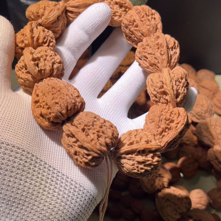 青***婷文玩核桃手串…………