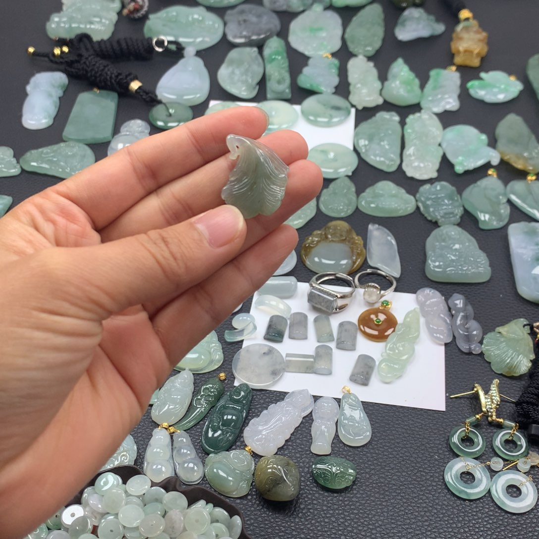 翡翠颈饰未镶嵌银杏叶