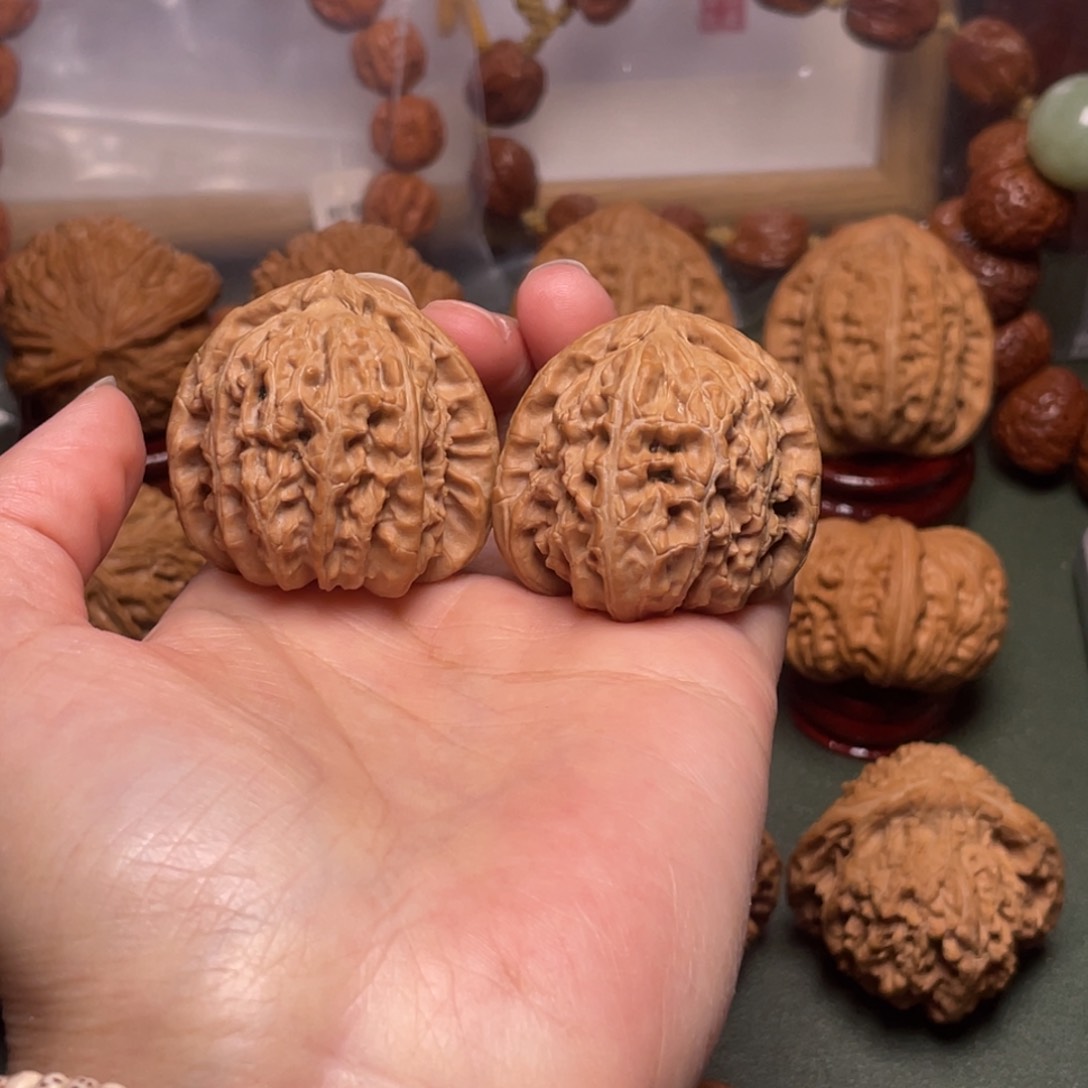 文玩核桃吊坠白狮子