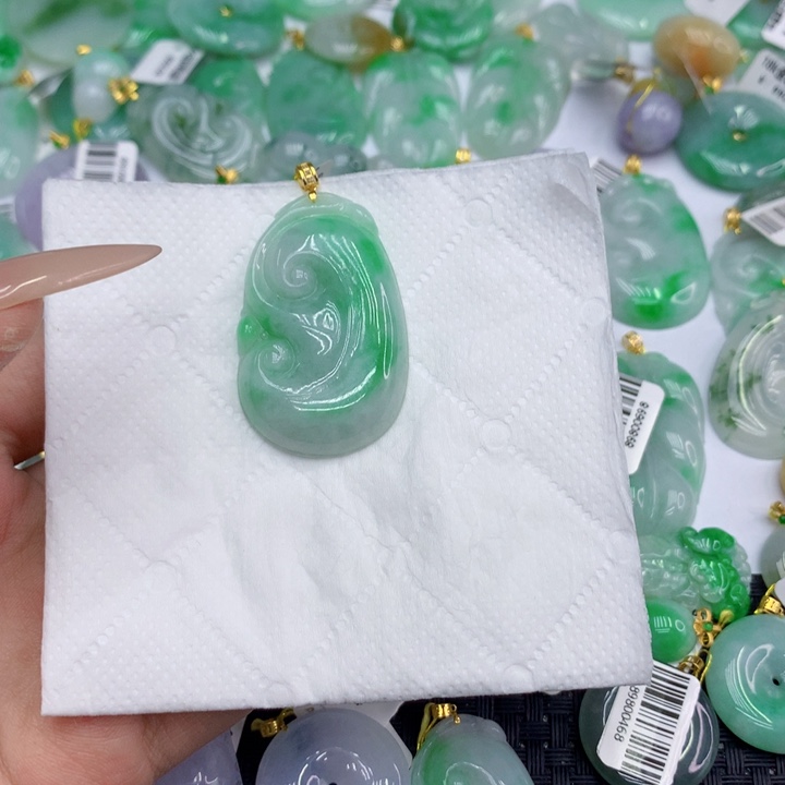 翡翠18K金镶嵌颈饰温**季11111111111