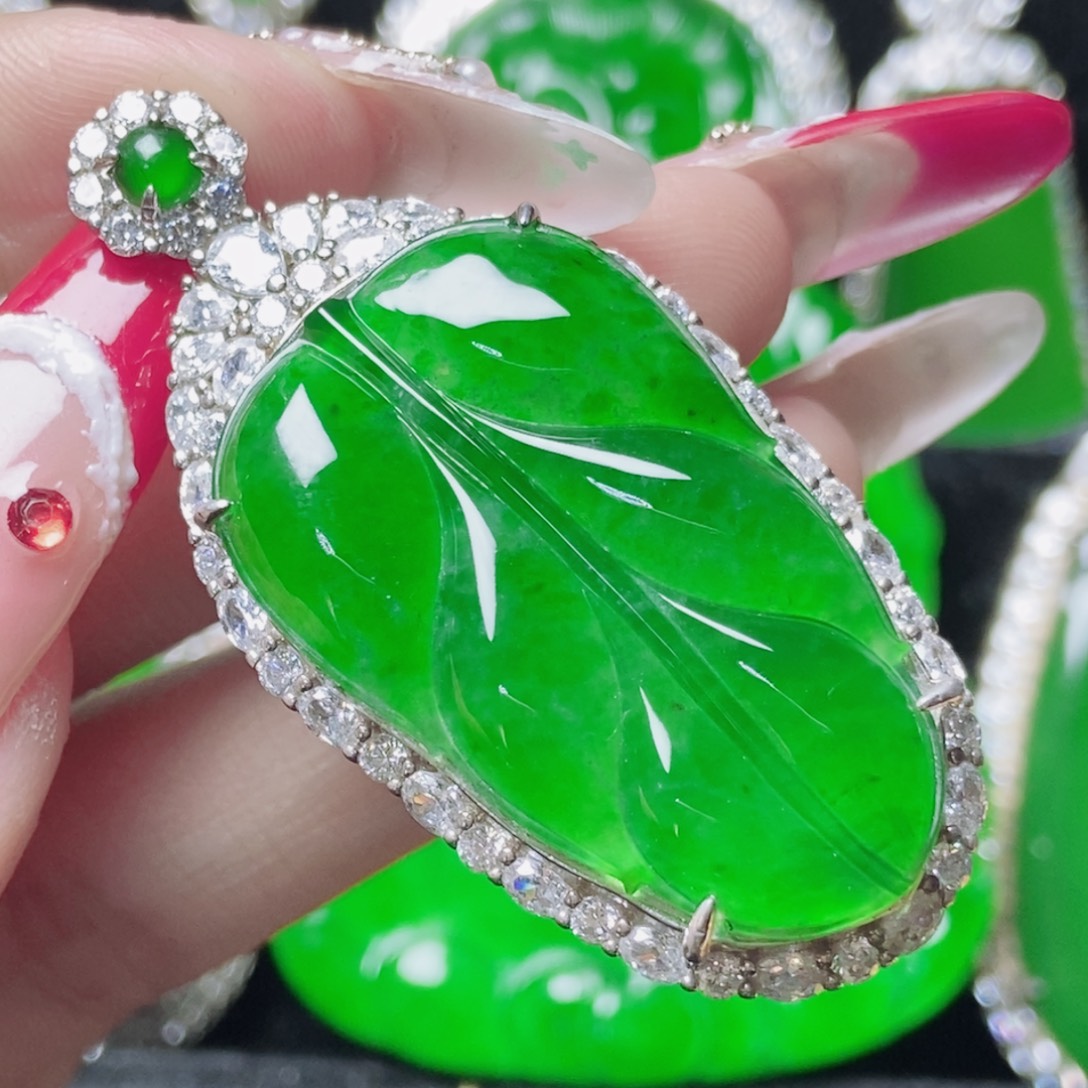 翡翠未镶嵌颈饰         