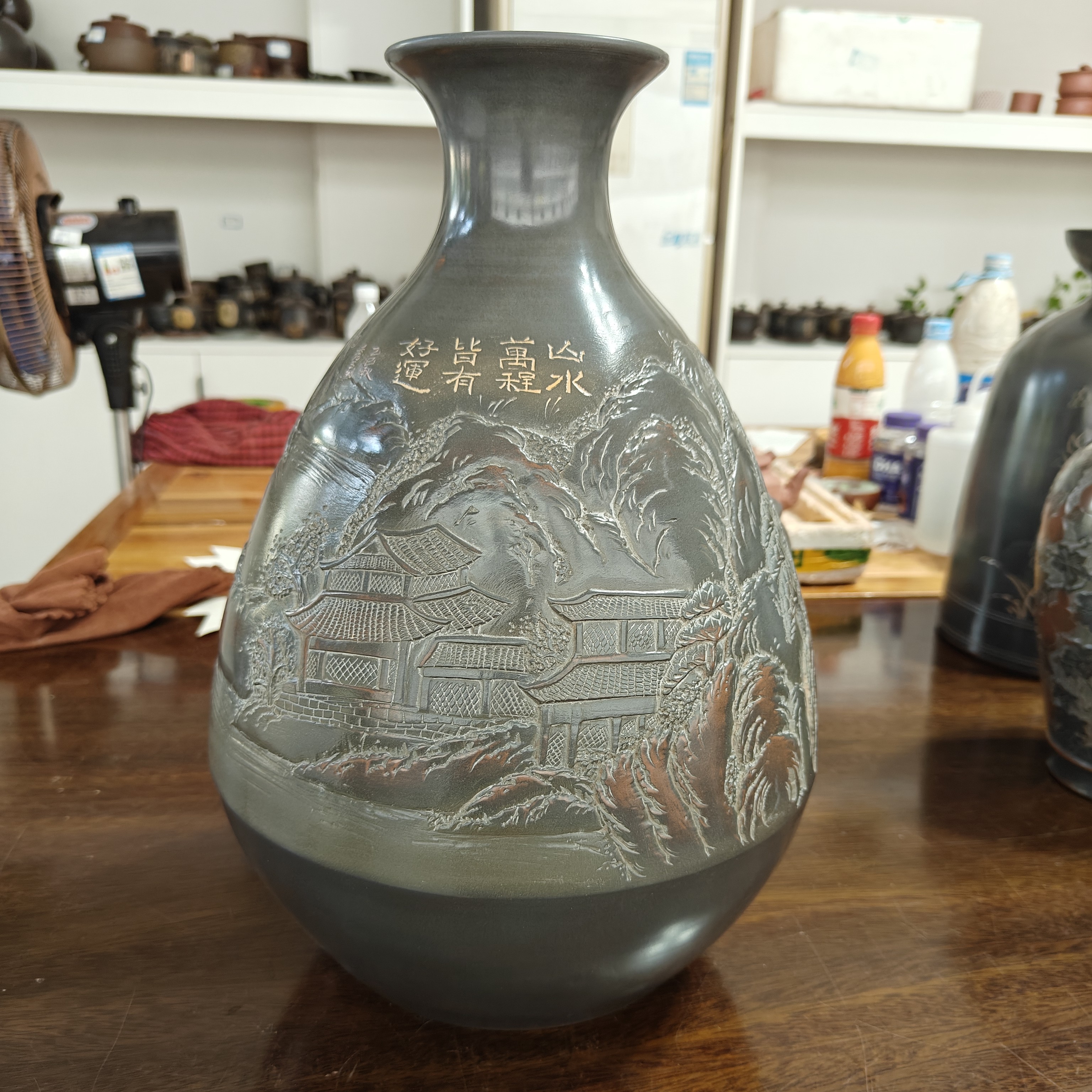纯手工花瓶浮雕山水，高约39厘米