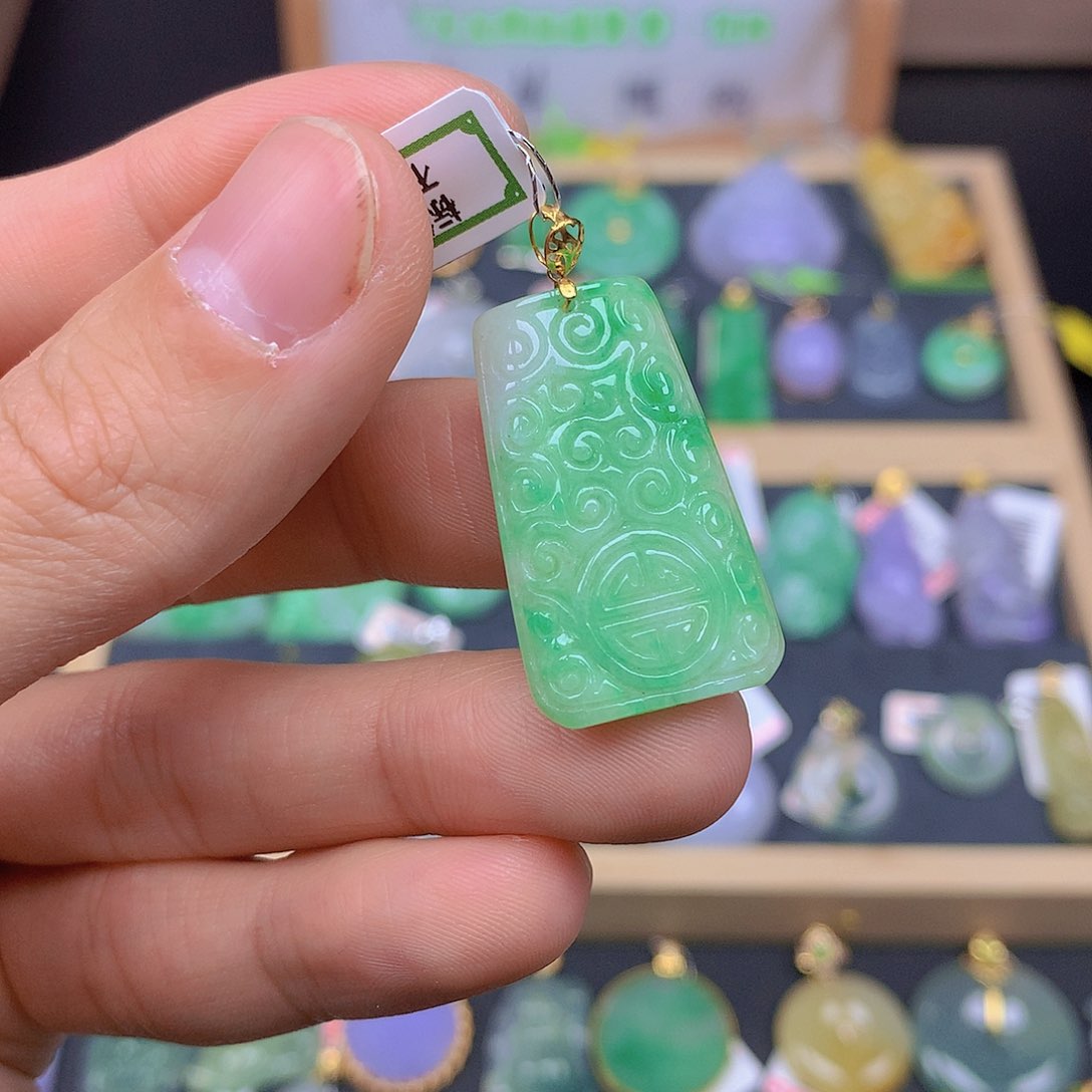 翡翠颈饰18K金镶嵌翡翠