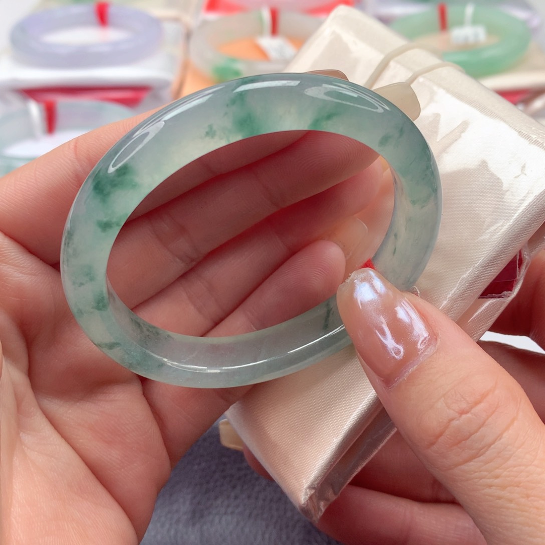 翡翠手镯（贵妃镯）未镶嵌53圈口 冰透起光种水一致高冰飘蓝花