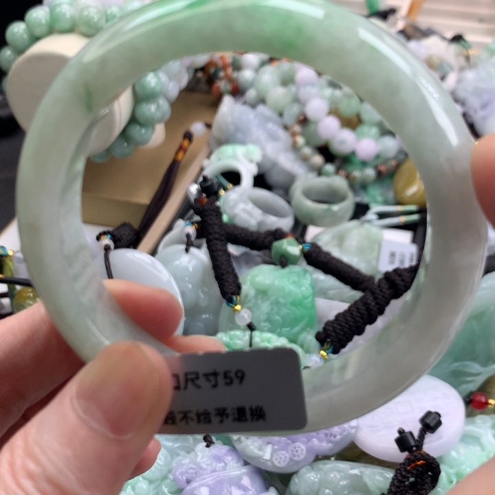 翡翠手镯未镶嵌吊坠