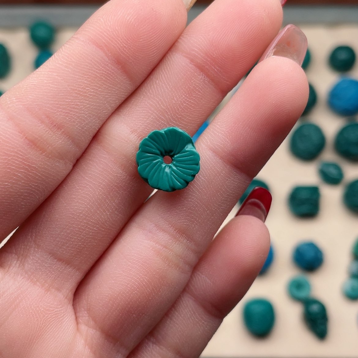 【闪购商品】玻璃颈饰老油绿羽毛扣11左右一个