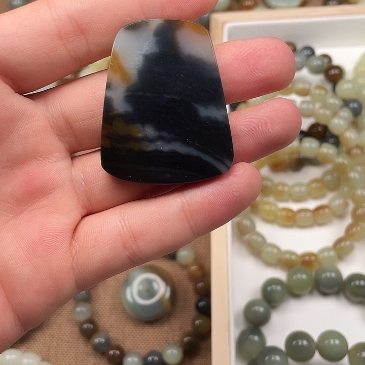 和田玉未镶嵌颈饰仰****蓝