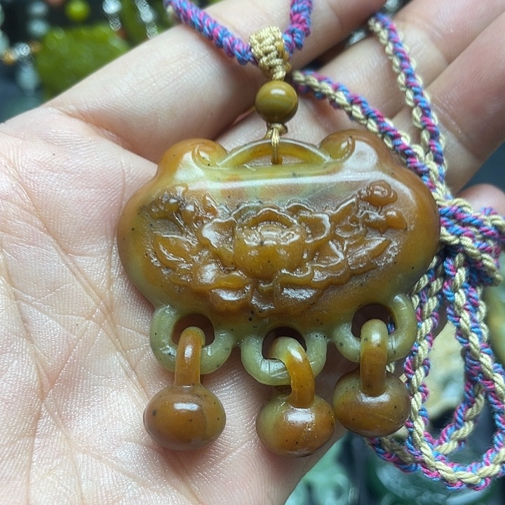 未镶嵌蛇纹石玉颈饰