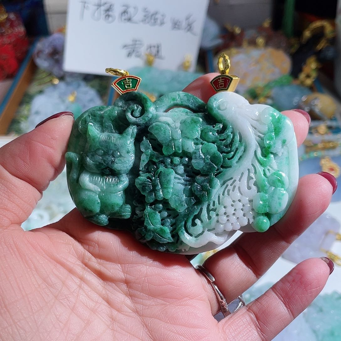 翡翠颈饰未镶嵌翡翠白加绿如意锁