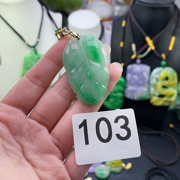 翡翠未镶嵌吊坠(赠链)