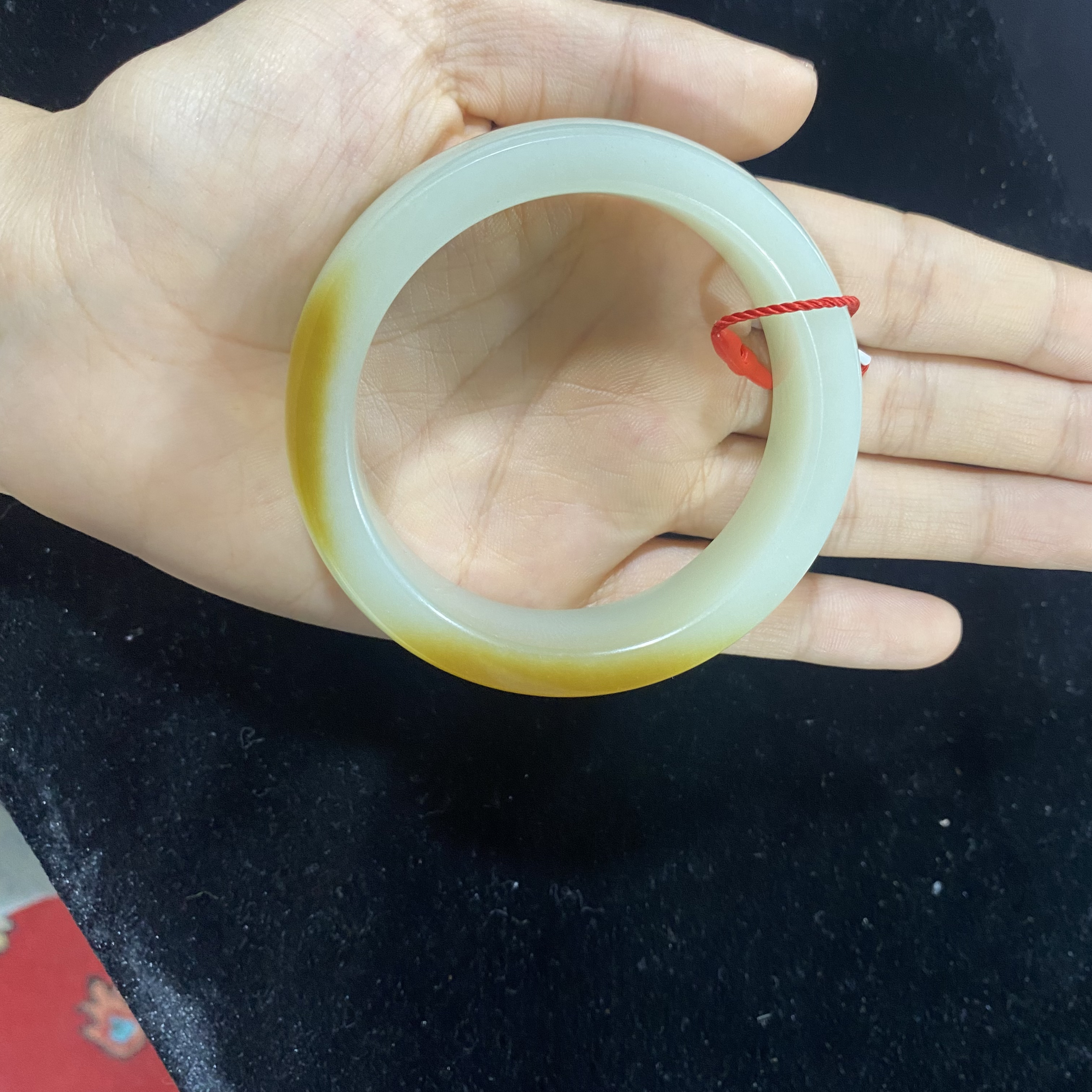 且末微色差近况二号矿58手镯