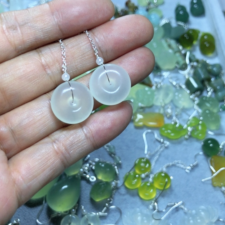 【闪购商品】蛇纹石玉手牌未镶嵌简*?