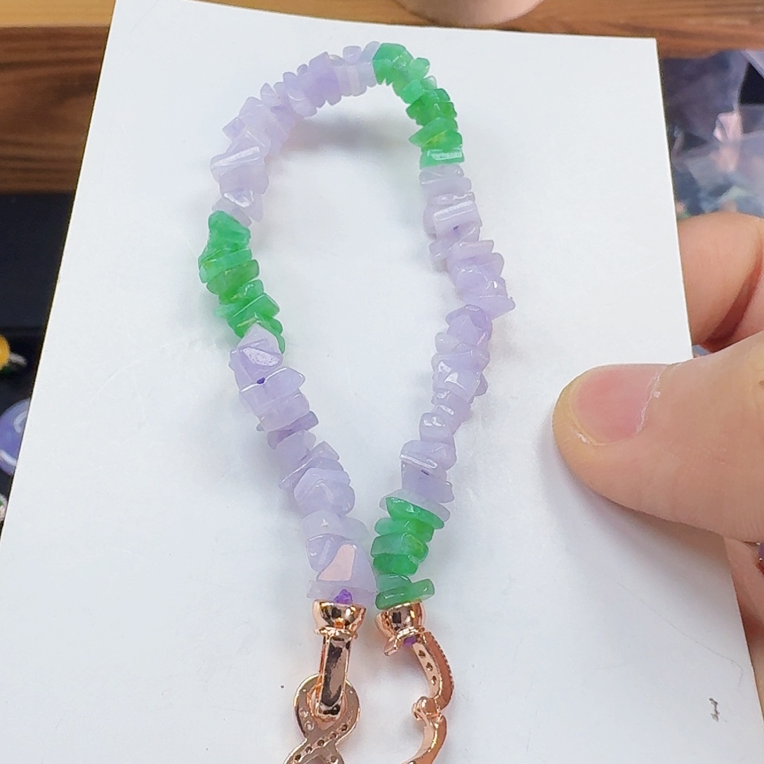 翡翠未镶嵌颈饰一件