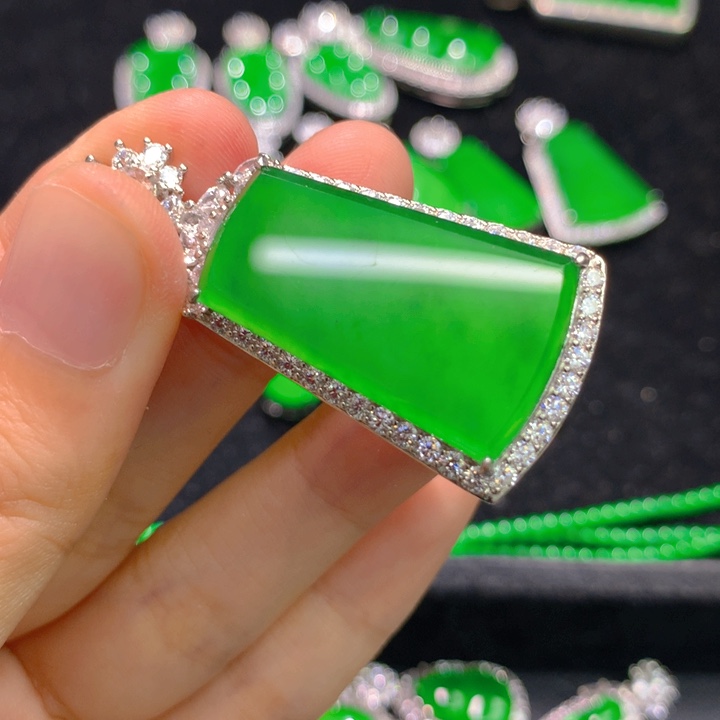 翡翠银S925镶嵌颈饰一个