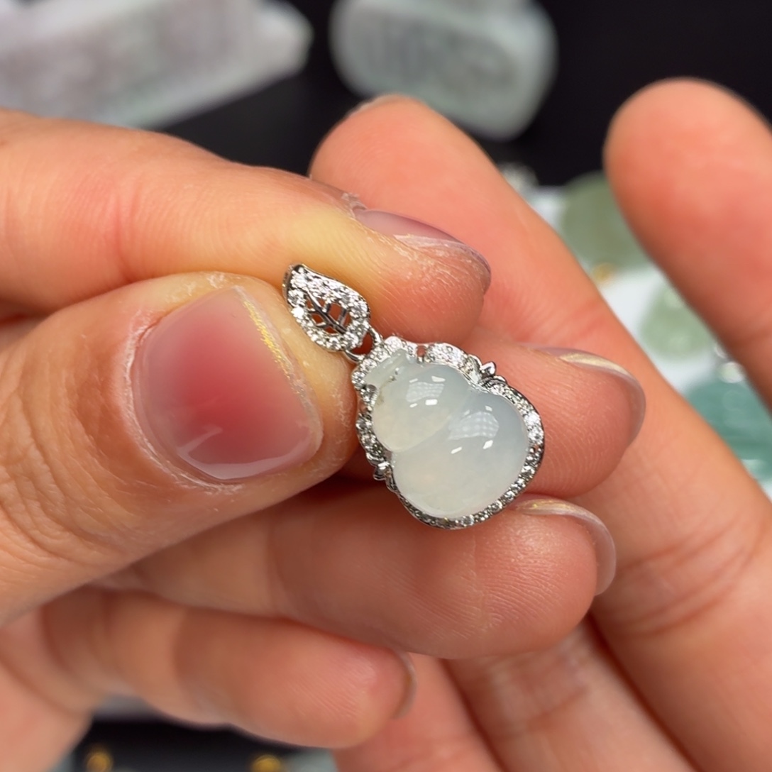 翡翠未镶嵌颈饰葫芦