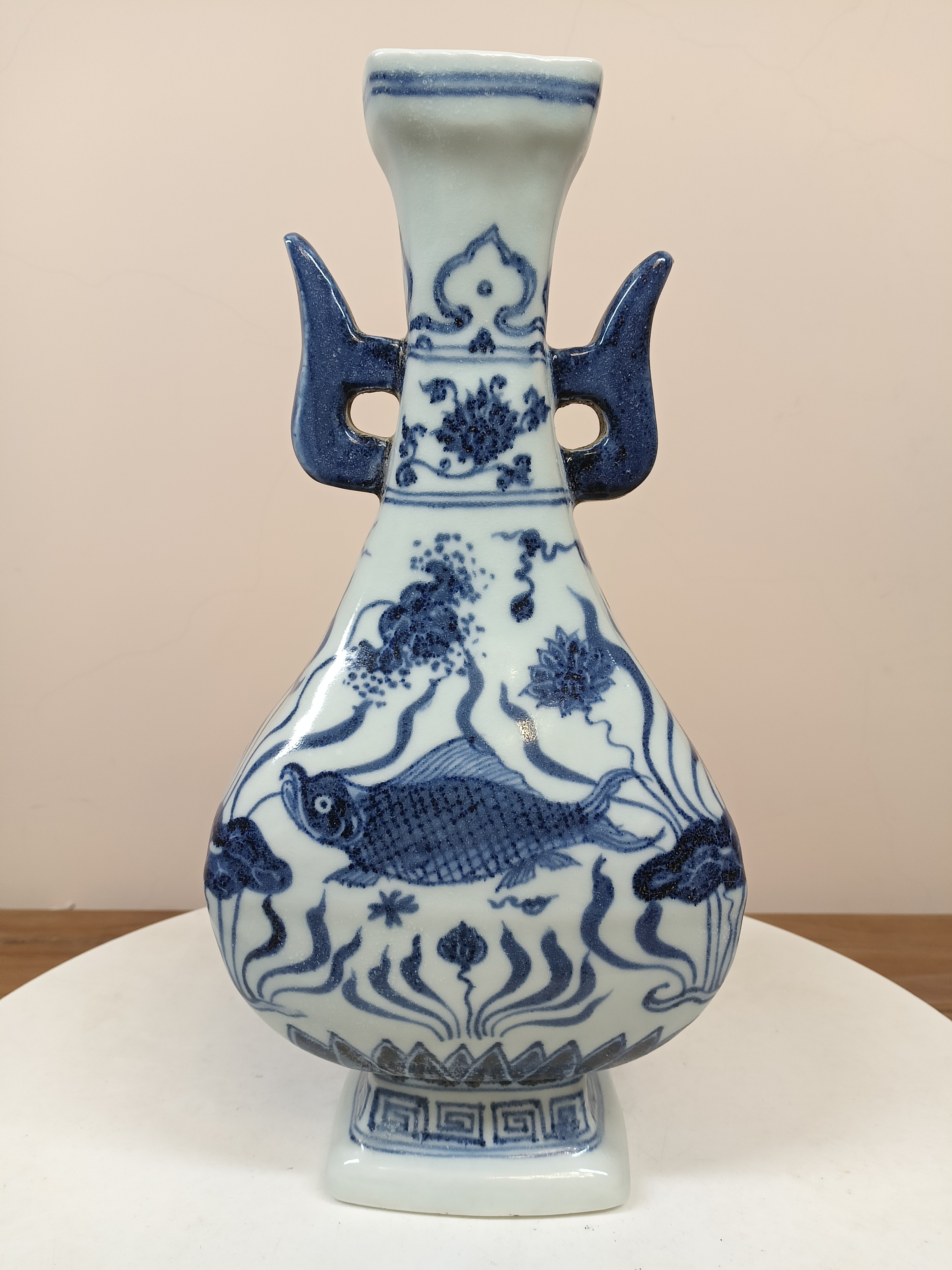 青花鱼藻纹双耳瓶。高27.2厘米