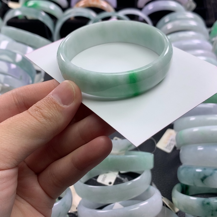 翡翠未镶嵌手镯公主