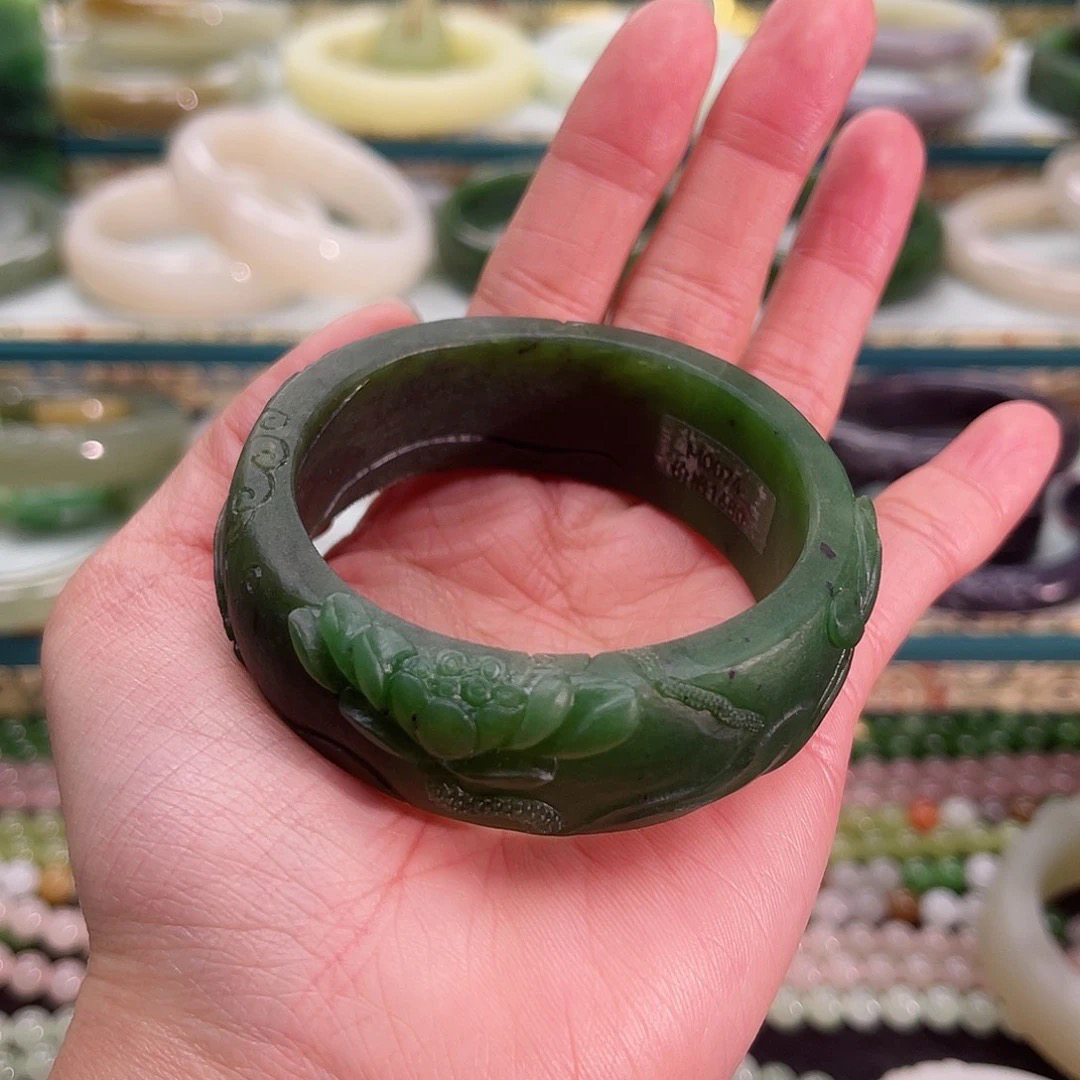 和田玉碧玉手镯大宽版雕花手镯