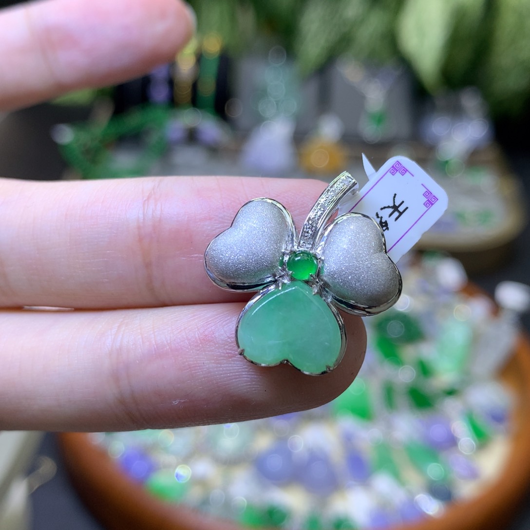 颈饰18K金镶嵌翡翠