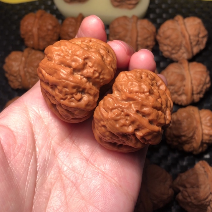 文玩核桃把件掐腰蹬腿红皮42