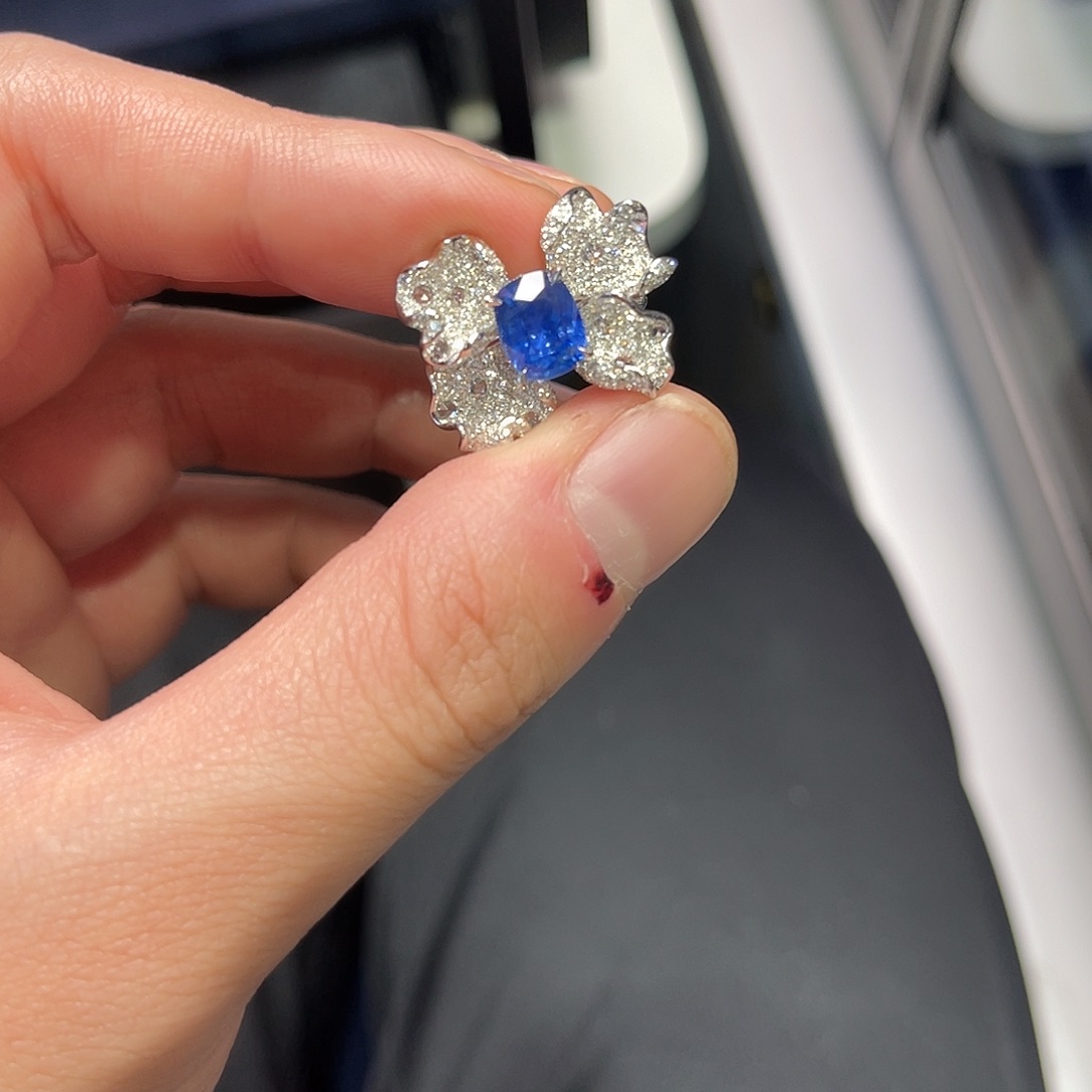 蓝宝石戒指18K金镶嵌爱****女