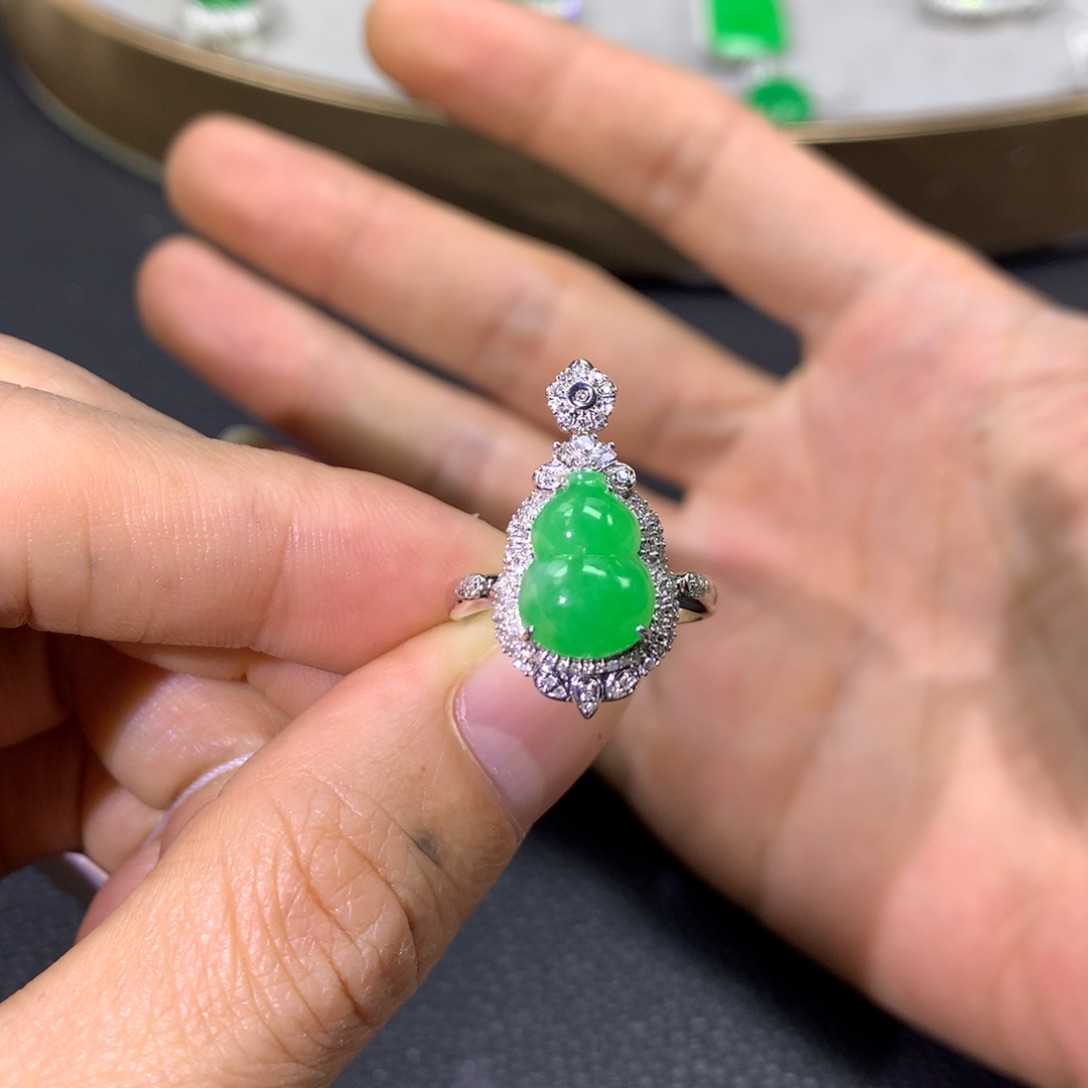 翡翠戒指18K金镶嵌翡翠