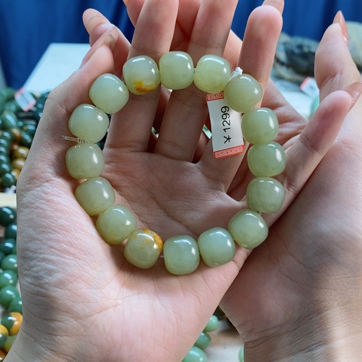 透闪石质玉手串未镶嵌开***K
