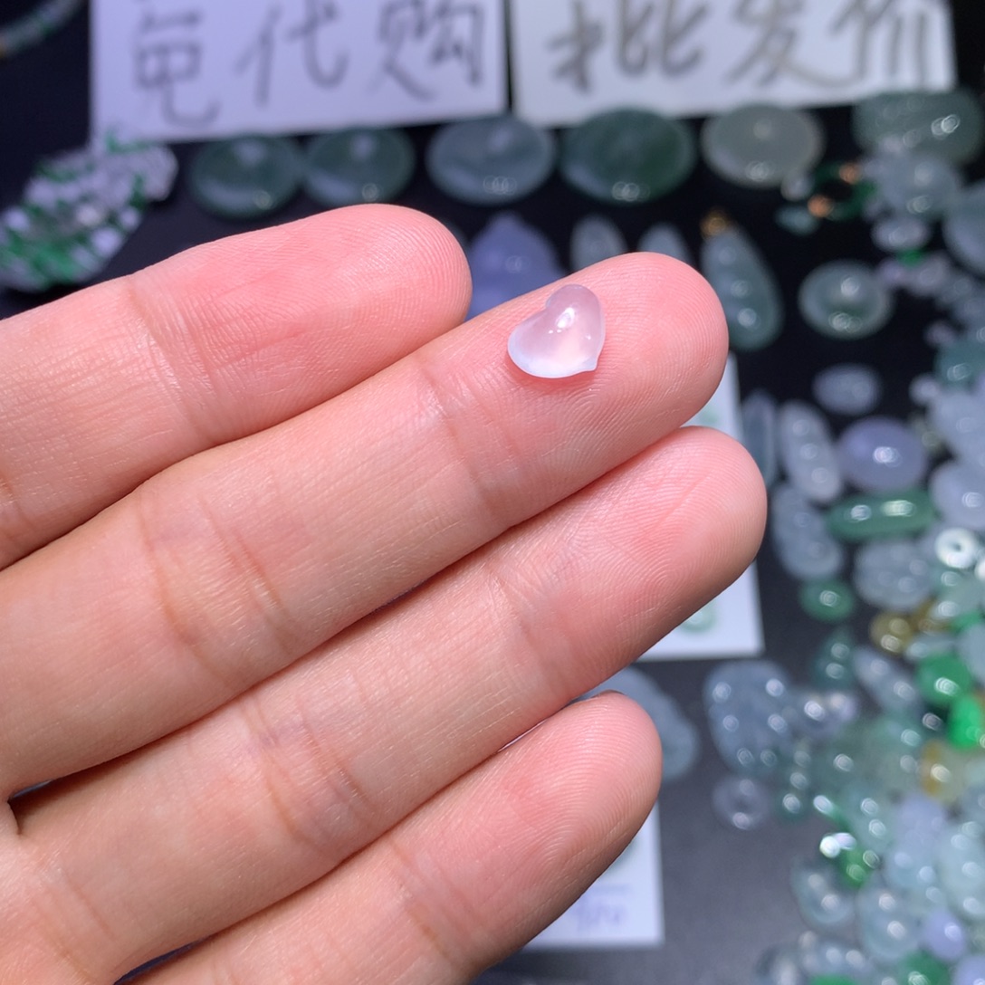 翡翠未镶嵌颈饰爱心