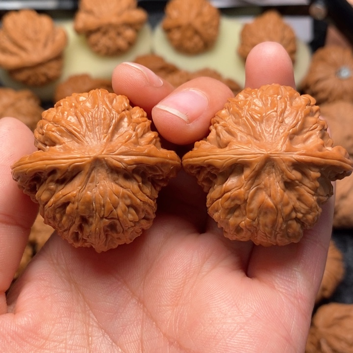 文玩核桃把件野生红皮正磨39