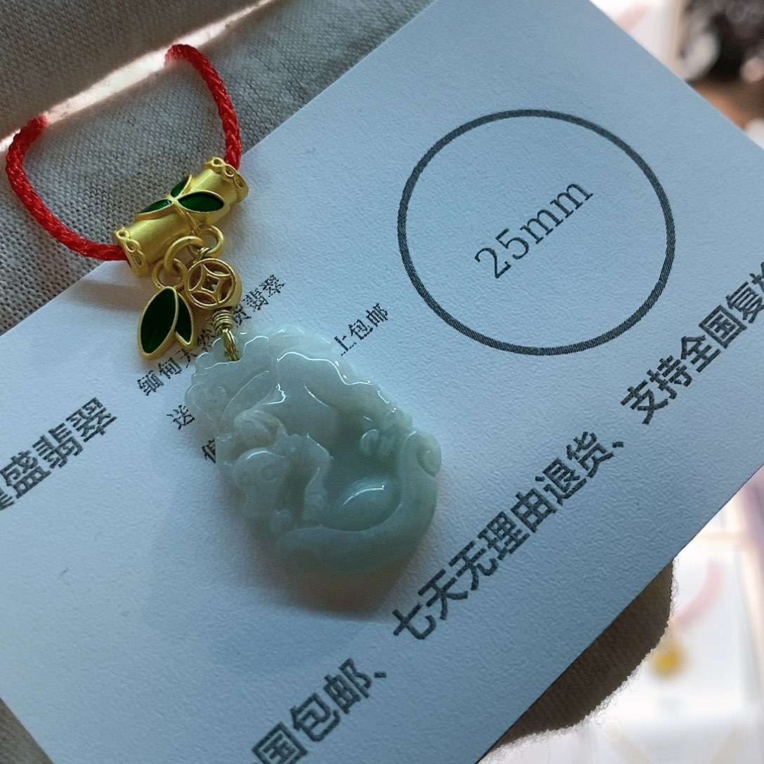 翡翠未镶嵌颈饰牛牌