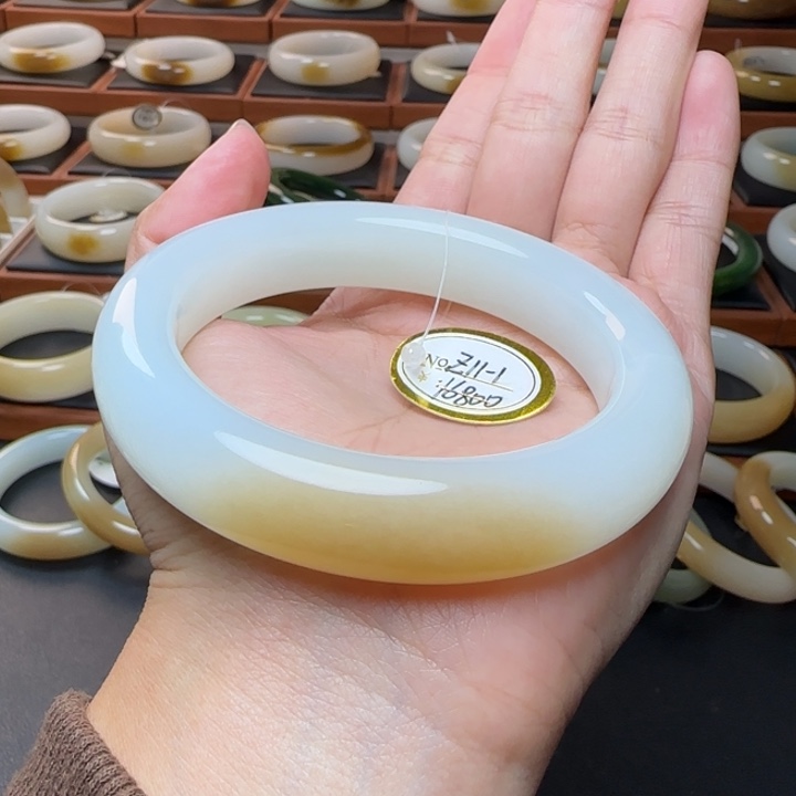 东***姐和田玉未镶嵌手镯