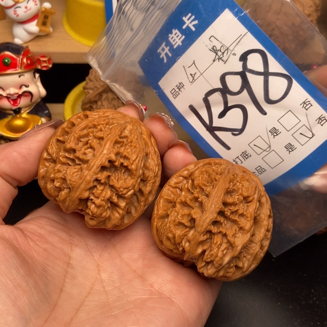 桃核吊坠辽**和核桃粗筋